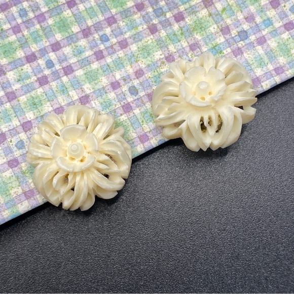 Vintage Lucite Clip On Small Flower Earrings - Picture 6 of 6